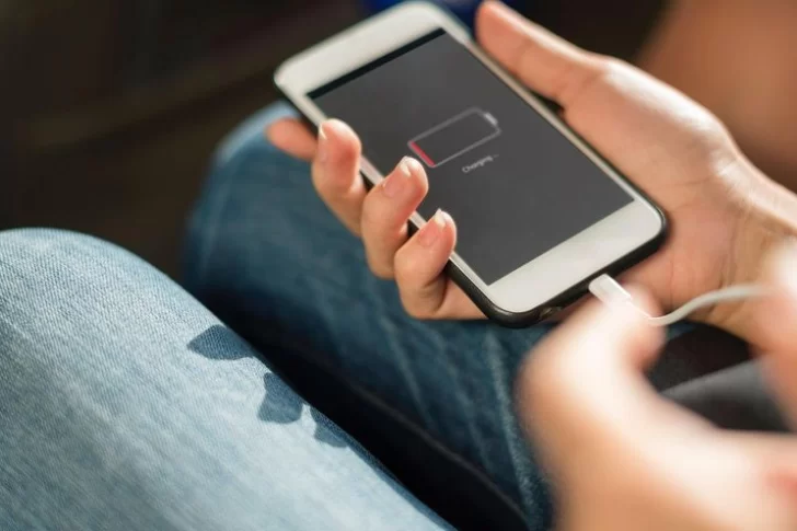 No hagas esto al cargar el celular si querés que se alargue la vida útil de la batería