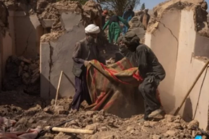 Un terremoto en Afganistán dejó al menos 812 muertos y 2.817 heridos