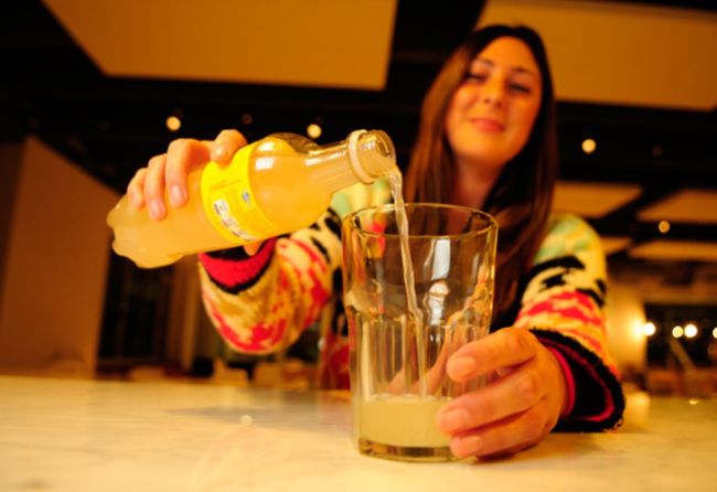 Las desventajas de hidratarse con aguas saborizadas, según los expertos