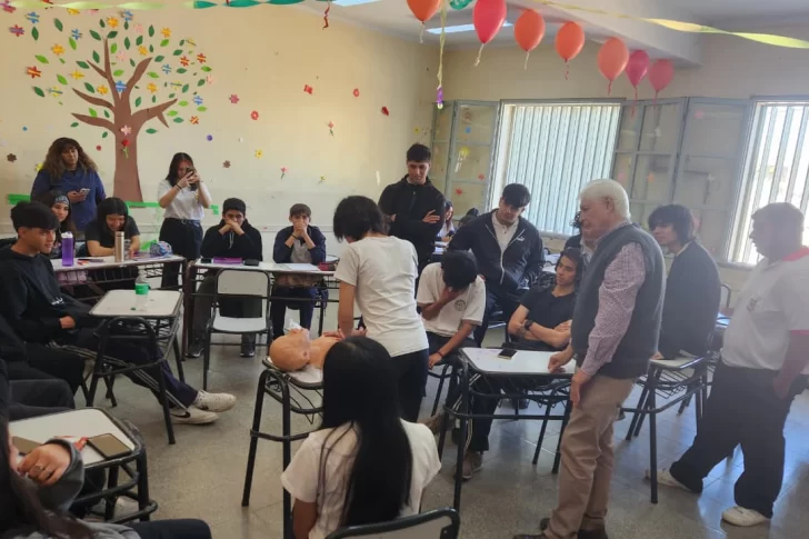 Los alumnos secundarios que les enseñan a chicos de otros colegios a salvar vidas