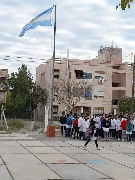 Un alumno de 13 años llamó al 911 e hizo una falsa amenaza de bomba en su escuela Un alumno de 13 años llamó al 911 e hizo una falsa amenaza de bomba en su escuela