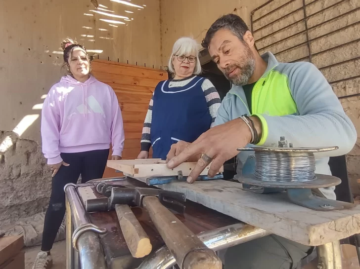 Exdocentes de Jáchal iniciaron un emprendimiento  apícola de la mano de expertos de Bosques Nativos