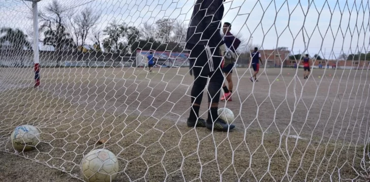 Córdoba: murieron un chico de 13 años y un hombre de 57 mientras jugaban al fútbol