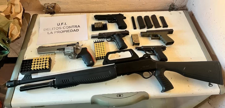 La Policía secuestró un arsenal de armas de fuego en un allanamiento en Villa del Sur
