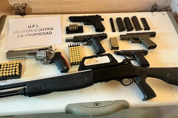 La Policía secuestró un arsenal de armas de fuego en un allanamiento en Villa del Sur