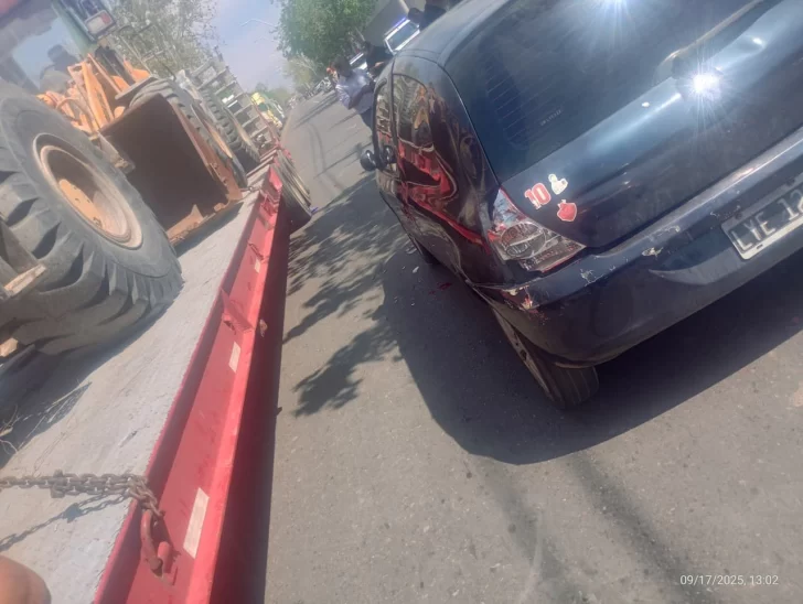 En moto, con una mujer, quiso pasar entre un auto y un camión; tras un doble choque casi hubo una tragedia En moto, con una mujer, quiso pasar entre un auto y un camión; tras un doble choque casi hubo una tragedia