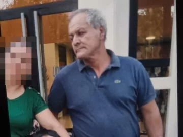 Un hombre acusado de abuso sexual irrumpió en su casa y fue filmado ante la desesperación de sus hijas: se trompeó con un policía