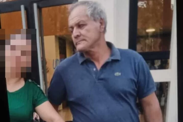 Un hombre acusado de abuso sexual irrumpió en su casa y fue filmado ante la desesperación de sus hijas: se trompeó con un policía