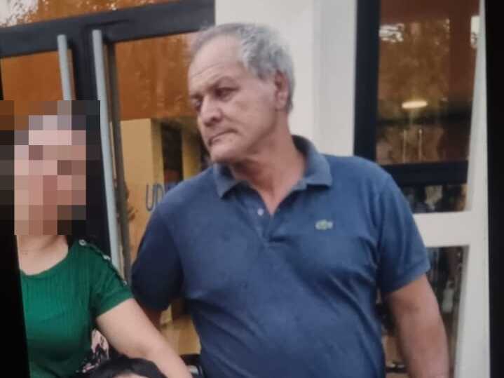 Un hombre acusado de abuso sexual irrumpió en su casa y fue filmado ante la desesperación de sus hijas: se trompeó con un policía