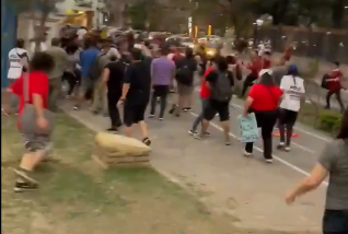 [VIDEOS] Batalla campal entre militantes de izquierda y libertarios antes de la presentación de Milei