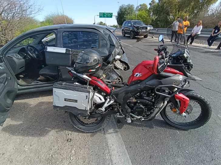 Fuerte choque en cadena en Avenida de Circunvalación terminó con un motociclista hospitalizado Fuerte choque en cadena en Avenida de Circunvalación terminó con un motociclista hospitalizado