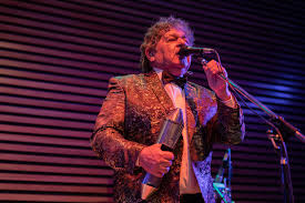 Cacho Deicas mostró el nuevo logo que lo acompañará en su carrera solista Cacho Deicas mostró el nuevo logo que lo acompañará en su carrera solista