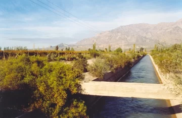 Buscan a un hombre que cayó al Canal Céspedes: el desesperado intento por rescatarlo Buscan a un hombre que cayó al Canal Céspedes: el desesperado intento por rescatarlo