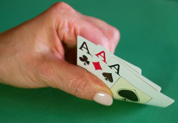 Comparación de ingresos entre secciones de deportes y casino en plataformas de iGaming