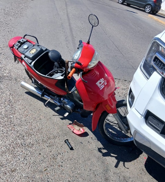 Choque entre una camioneta y una moto en Santa Lucía: una mujer sufrió fractura en su pierna Choque entre una camioneta y una moto en Santa Lucía: una mujer sufrió fractura en su pierna