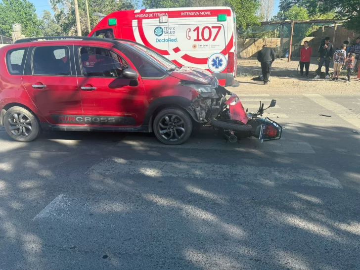 Quedó atrapado debajo de la trompa de una camioneta tras chocar y fue hospitalizado Quedó atrapado debajo de la trompa de una camioneta tras chocar y fue hospitalizado