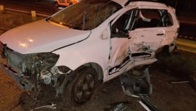 Un auto chocó de frente con un camión: dos muertos