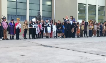 Alumnos sanjuaninos participaron de un maratón digital de lectura y desfilaron como personajes de cuentos infantiles