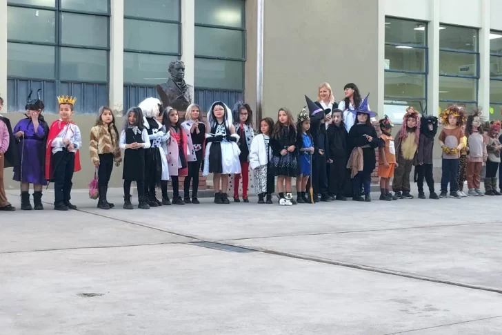 Alumnos sanjuaninos participaron de un maratón digital de lectura y desfilaron como personajes de cuentos infantiles