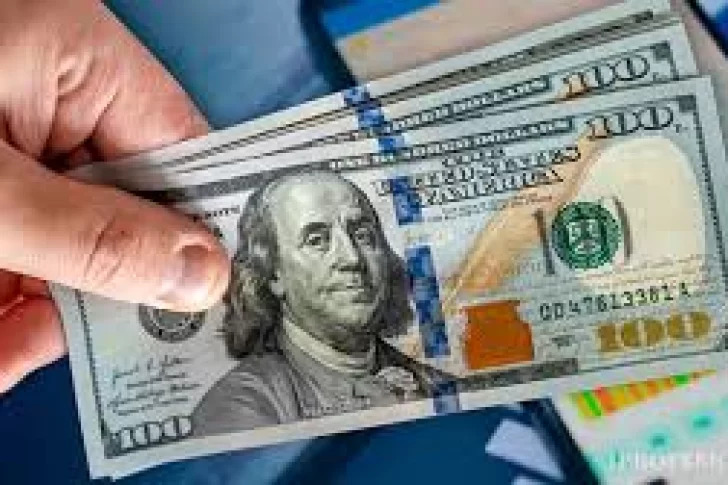 El dólar bajó otros $45 y cerró a $1.385