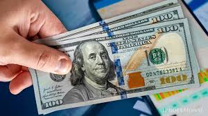 El dólar bajó otros $45 y cerró a $1.385