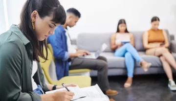 Los argentinos que buscan trabajo piden salarios de casi $1,7 millones: el detalle por sector