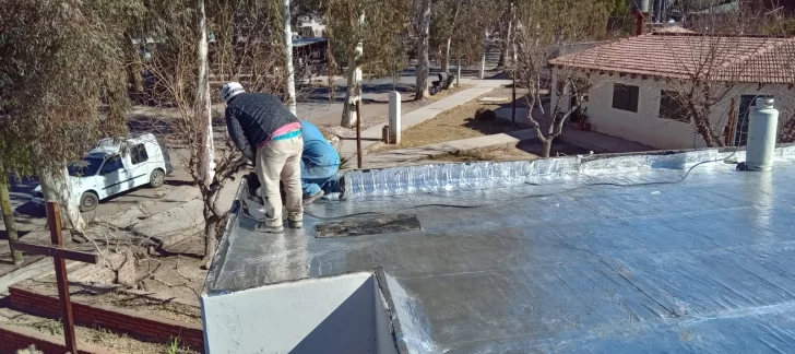 La parroquia de Zonda vende empanadas para arreglar el techo del salón que dañó el temporal de Santa Rosa