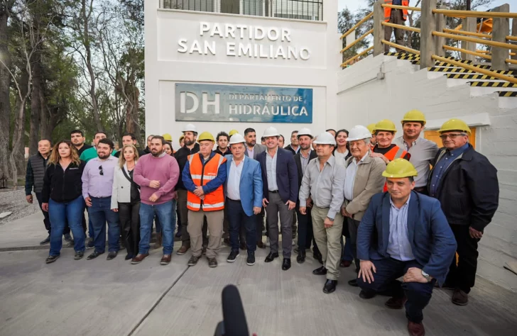 Orrego encabezó la apertura de las renovadas compuertas del Dique San Emiliano, una obra clave para el riego provincial