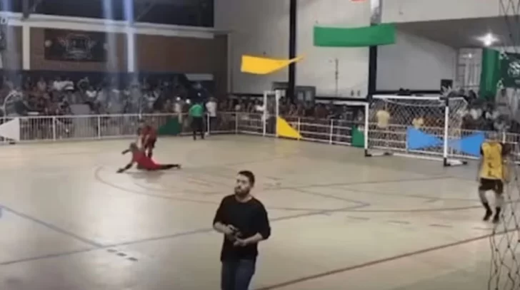 Atajó un penal, se desplomó y murió: el dramático momento en un torneo regional de futsal en Brasil