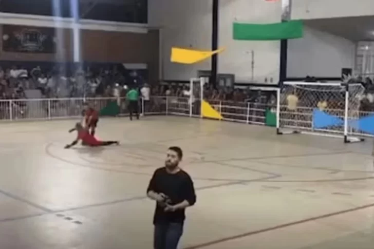 Atajó un penal, se desplomó y murió: el dramático momento en un torneo regional de futsal en Brasil