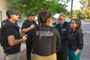 Así fue la negociación con la nena atrincherada con un arma en la escuela: casi la neutralizar con una bomba lumínica