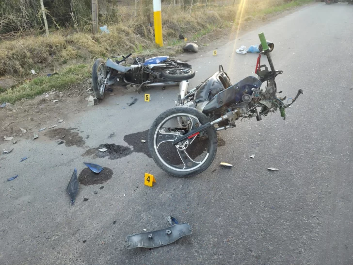 Dos motos chocaron de frente, los dos conductores fueron hospitalizados y las motos quedaron destrozadas