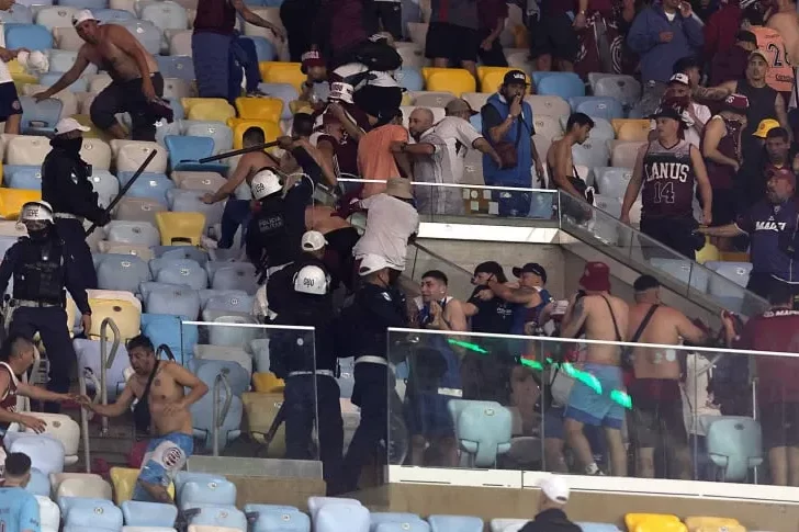 Fotos y videos de los graves incidentes entre la policía de Brasil y los hinchas de Lanús