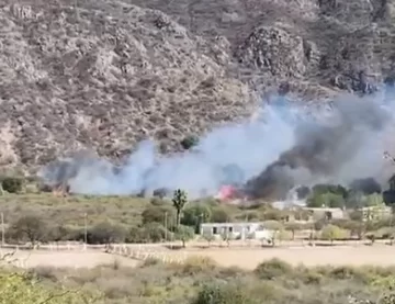 Gran incendio en Valle Fértil: dos abuelos debieron ser evacuados por la densidad del humo Gran incendio en Valle Fértil: dos abuelos debieron ser evacuados por la densidad del humo