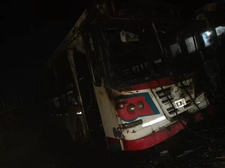 Voraz incendio arrasó con una flota de colectivos en Pocito: no hubo heridos pero las pérdidas son totales Voraz incendio arrasó con una flota de colectivos en Pocito: no hubo heridos pero las pérdidas son totales