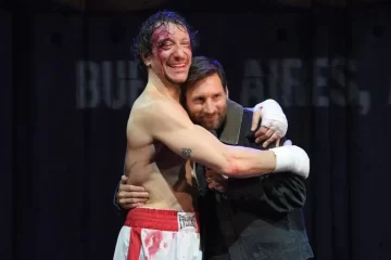 Lionel Messi fue a ver la obra de Nico Vázquez y revolucionó calle Corrientes Lionel Messi fue a ver la obra de Nico Vázquez y revolucionó calle Corrientes