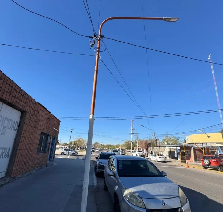 Arreglaron el problema de farolas en barrios de Rivadavia y avanzan para reemplazar todas las luminarias