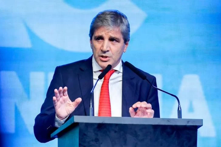 Luis Caputo reiteró que el esquema cambiario no se modificará