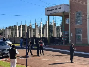 Intentó degollar a su pareja y, como no pudo, también le disparó en la cabeza: la impactante herida en el cuello que obligó a casi 40 puntos Intentó degollar a su pareja y, como no pudo, también le disparó en la cabeza: la impactante herida en el cuello que obligó a casi 40 puntos