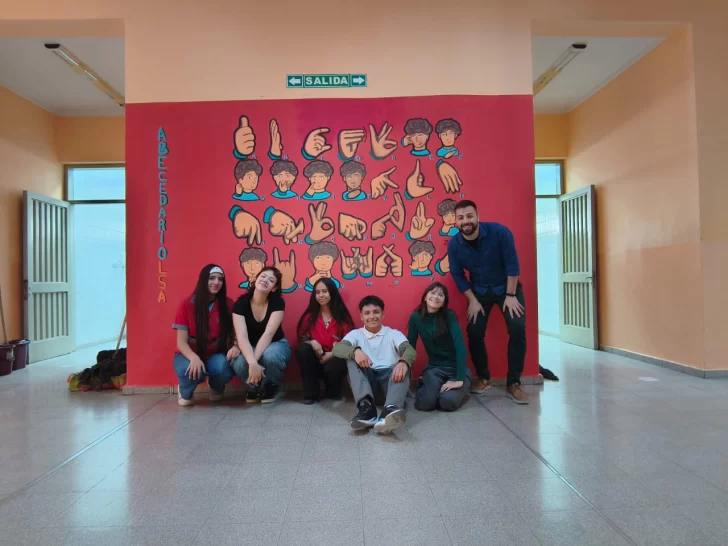Un Colegio de Rawson inaugura un mural para aprender lengua de señas y ser más inclusivos