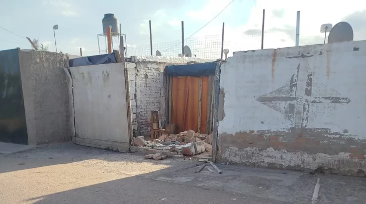 Tragedia en Mendoza: un motociclista se incrustó en una casa, una pared se derrumbó y aplastó a una nena Tragedia en Mendoza: un motociclista se incrustó en una casa, una pared se derrumbó y aplastó a una nena