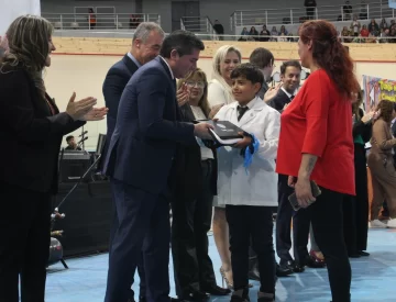 Orrego comenzó con la entrega de netbooks para alumnos de 5º y 6º grado de escuelas públicas