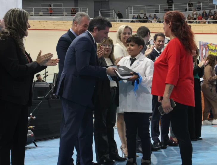 Orrego comenzó con la entrega de netbooks para alumnos de 5º y 6º grado de escuelas públicas
