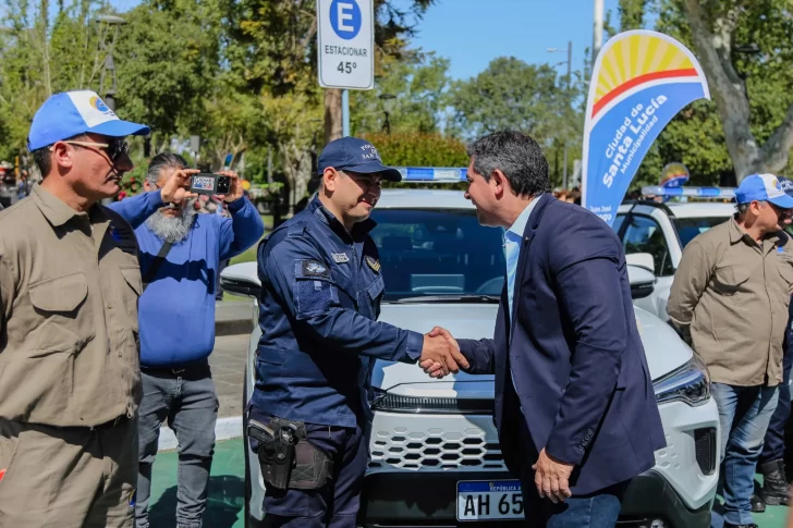 Orrego presentó la nueva flota de móviles comunales de Santa Lucía