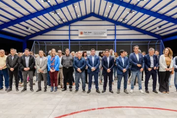 Orrego inauguró obras en la cancha de hockey del Camping Centro Comercial de Santa Lucía Orrego inauguró obras en la cancha de hockey del Camping Centro Comercial de Santa Lucía