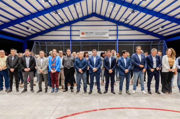 Orrego inauguró obras en la cancha de hockey del Camping Centro Comercial de Santa Lucía Orrego inauguró obras en la cancha de hockey del Camping Centro Comercial de Santa Lucía