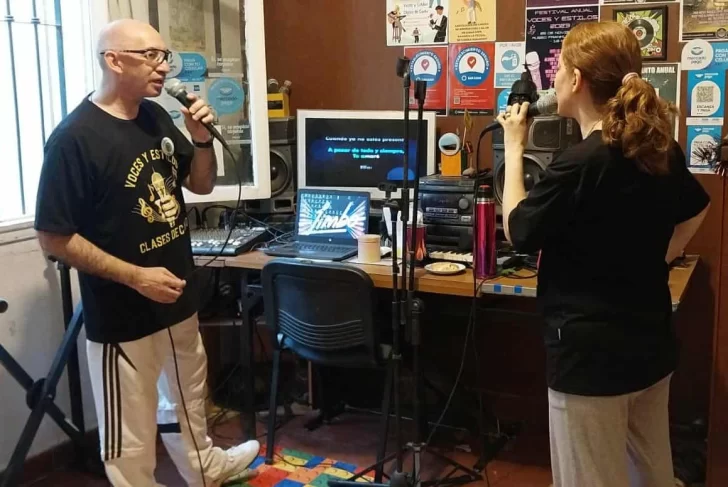 pareja-canta-728x487