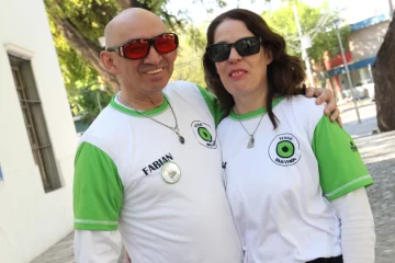 “Nos conocimos por la voz”: el amor que nació en pandemia y desafía los límites de la baja visión