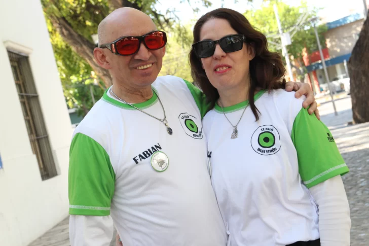 “Nos conocimos por la voz”: el amor que nació en pandemia y desafía los límites de la baja visión