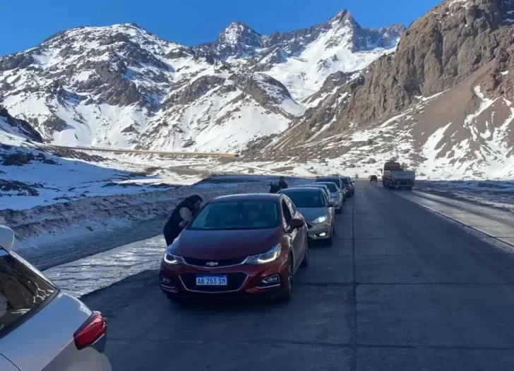 Abrió el paso Cristo Redentor tras un fin de semana con nevadas y pocos turistas chilenos Abrió el paso Cristo Redentor tras un fin de semana con nevadas y pocos turistas chilenos